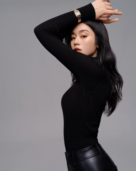 Black Turtle Neck Outfit Women, Black Turtle Neck Outfit, Turtle Neck Outfit Women, Ming Xi, Pose Model, Studio Poses, Vs Models, Photography Posing Guide, Standing Poses