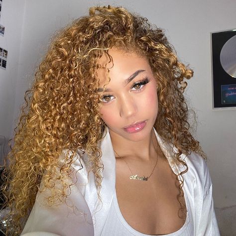 Amelia Monét on Instagram: “Come make me feel a way 🥰” Amelia Monet, Monet Hair Products, Curly Edges, Honey Brown Hair, Blonde Curls, Curly Hair Styles Easy, Natural Curls Hairstyles, Lavender Buds, Honey Brown