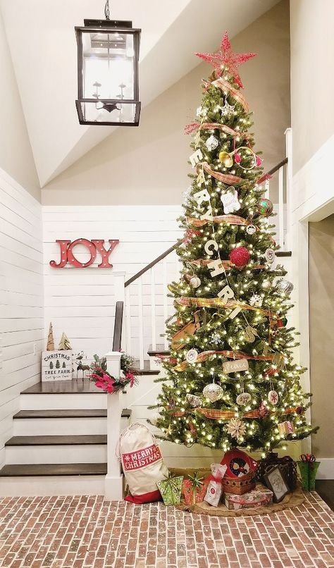 Beautiful Homes of Instagram: Christmas Decor Farmhouse Brick, 12 Foot Christmas Tree, Christmas Tree Classic, Christmas Foyer, Trendy Farmhouse, Types Of Christmas Trees, Ship Lap, Christmas Table Centerpieces, Farmhouse Christmas Tree