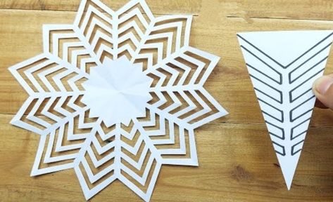 Paper Snowflakes Easy, Paper Snowflake Designs, Paper Snowflake Template, Diy Christmas Paper, Paper Snowflake Patterns, Paper Snowflakes Diy, How To Make Snowflakes, Snowflake Template, Paper Snowflake