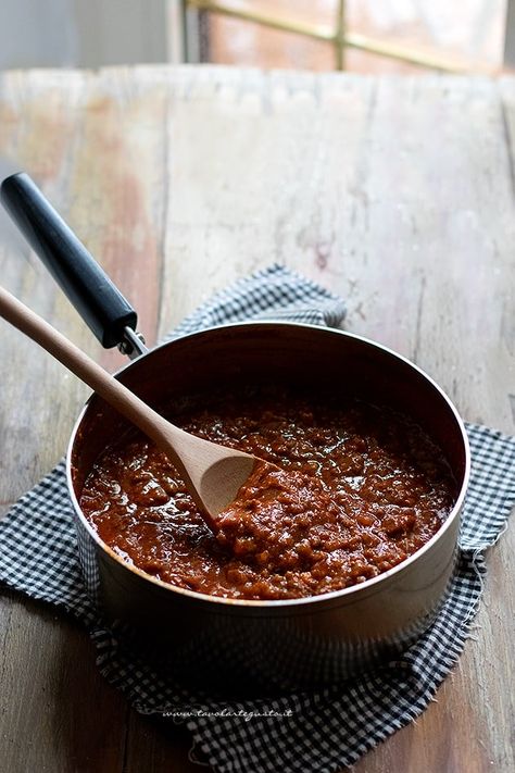 Ragù alla bolognese: la Ricetta originale come fare il Ragu perfetto! Pasta Tagliatelle, Panda Food, Ragu Bolognese, Italian Menu, Bolognese Recipe, Bolognese Sauce, Pesto Sauce, Best Dinner Recipes, Chicken Dinner Recipes