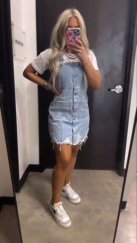 #hairstylistootd #hairdresserootd #hairstylistootdinspo #hairdresserootdinspo #hairstylistinspo #hairdresserinspo #hairdresser #ootd #hairdresserclothing #hairstylistclothing #clothing Summer Work Outfits Hairstylist, Stylist Outfit Ideas Summer, Hair Salon Work Outfits, Bartender Outfit Casual, Cute Outfits Hairstylist, Salon Professional Outfit, Hair Stylist Fashion, Hairdresser Outfit Work Summer, Hair Stylist Work Outfits