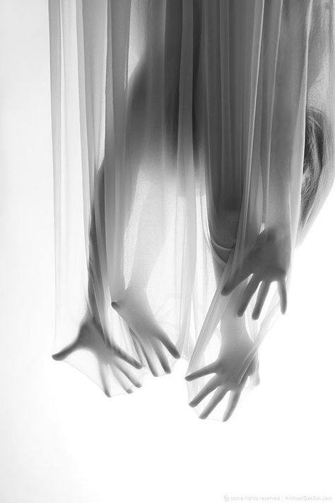 Fashion and Imagination... ~~CRV~~ Upside Down Photo, Eerie Photography, Mirror Photography, Body Art Photography, Minimal Photography, Underwater Animals, Sea Photography, Food Photography Tips, Emotional Photography