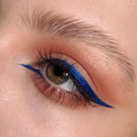 Blue Eyeliner Looks, Blue Eyeliner Makeup, Eyeliner Designs, Blue Liner, Blue Eyeliner, Brown Makeup, Makijaż Smokey Eye, Eye Makeup Designs, Winter Makeup