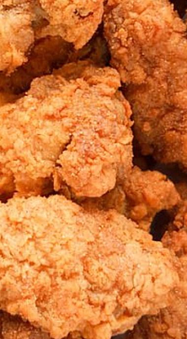 The Recipe & Secret That Makes KFC’s Fried Chicken So Crispy + frying tips Simple Fried Chicken, Kfc Fried Chicken Recipe, Best Fried Chicken Recipe, Fried Chicken Batter, Chicken Batter, Kfc Chicken Recipe, Making Fried Chicken, Kfc Chicken, Fried Chicken Recipe