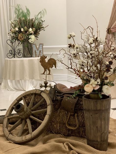 Centerpieces Western Theme, Rancho Quince, Western Quinceanera Ideas, Rustic Quinceanera, Chambelanes Outfits, Western Centerpieces, Quince Decor, Quinceanera Pink, Cowboy Theme Party