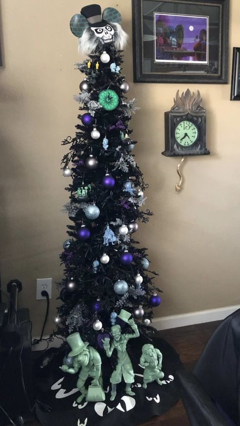 Haunted Mansion Tree Haunted Mansion Christmas Decor, Haunted Mansion Tree, Disney Haunted Mansion Diy, Haunted Mansion Christmas Tree, Haunted Mansion Bedroom, Haunted Mansion Halloween Decor, Haunted Mansion Christmas, Haunted Mansion Room, Mansion Christmas