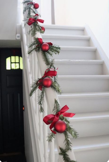 Simple Christmas Railing Decor, Stairrail Christmas Decorations, Decorate Staircase For Christmas, Decorate Stairs For Christmas, Stairwell Christmas Decor, Christmas Decor Ideas Stairs, How To Decorate Stairs For Christmas, Christmas Decor Ideas Wall, Stairway Christmas Decor