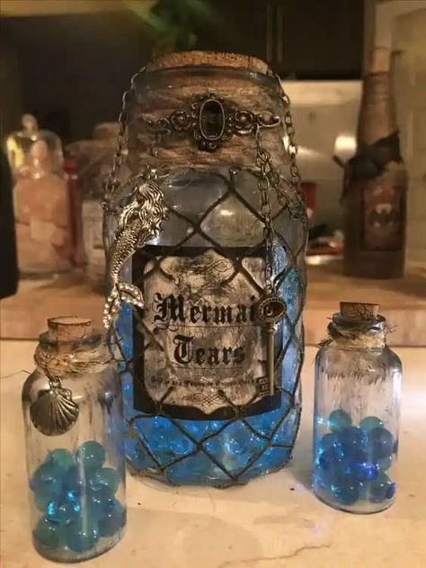 Halloween Decor Diy, Halloween Potion Bottles, Halloween Apothecary, Halloween Bottles, Halloween Potions, Anniversaire Harry Potter, Pirate Halloween, Diy Halloween Decor, Mermaid Tears