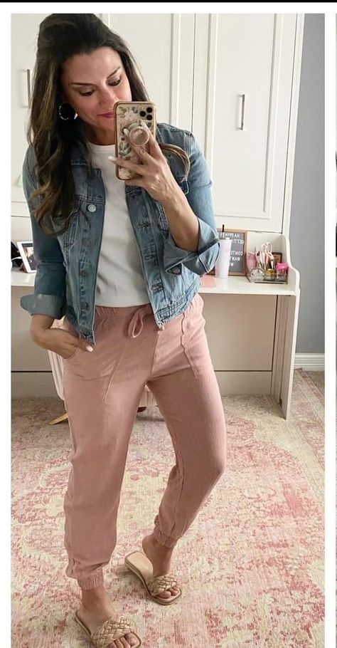 Teacher Jean Outfits, Summer Joggers Outfit Women, Teacher Jogger Outfits, Khaki Joggers Outfit Women, Casual Teacher Outfits Summer, Teacher Outfits Summer, Casual Teacher Outfits, Jogger Outfits, Joggers Outfit Women