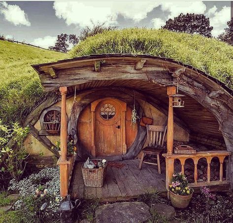 Hobbitt House~ Hobbit House Interior, Casa Do Hobbit, Earth Sheltered Homes, Casa Hobbit, Earth Sheltered, Unusual Homes, Cob House, Hobbit House, Earth Homes