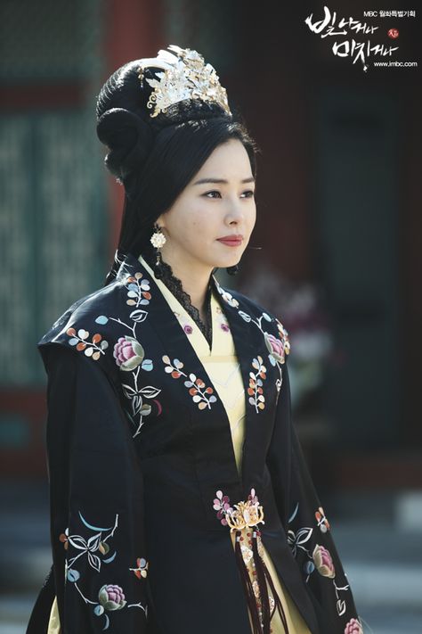 Shine Or Go Crazy Korean Historical Fashion, Hanbok Design, Shine Or Go Crazy, Kim So Hyun Fashion, Orientation Outfit, Asian Style Clothes, Historical Hairstyles, Korea Dress, Korean Traditional Dress