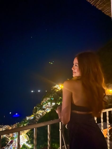 Night Vacation Aesthetic, Insta Photo Ideas Balcony, Holiday Balcony Pics, Prom Pictures Ideas Solo, Vacation Balcony Pictures, Hotel Aesthetic Pictures, Balcony Pictures Instagram, Balcony Night Aesthetic, Prom Picture Poses Solo