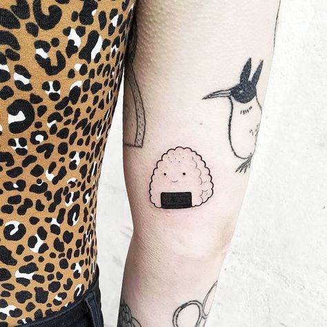 45 Delicious Food Tattoos That Will Make You Hungry Matching Sushi Tattoo, Kawaii Food Tattoo, Sushi Tattoo Cute, Cute Food Tattoos, Bao Tattoo, Snack Tattoo, Onigiri Tattoo, Small Food Tattoos, Bagel Tattoo