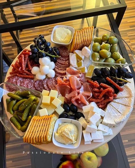 Amazing Food Platters, Party Food Buffet, Catering Ideas Food, Charcuterie Inspiration, Cold Cuts, Party Food Platters, Charcuterie Recipes, Cheese Boards, Snacks Für Party