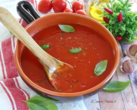 Sugo di pomodoro: ricetta sugo con passata di pomodoro Pasta Al Pesto, Pasta Alla Norma, Pasta E Fagioli, Pasta Fresca, Chinese Soup Spoon, Seitan, Caesar Salad, Gnocchi, Tomato Salsa