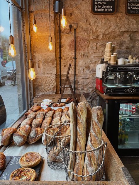 Bread Display, Vintage Bakery, Bakery Shop Design, Bakery Interior, Bakery Design Interior, Bread Shop, Bakery Decor, Cozy Coffee Shop, Bakery Display