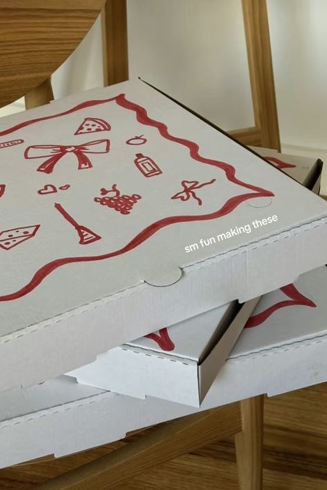 Pizza Boxes Aesthetic, Pizza Themed Bachelorette Party, Pizza Party Aesthetic, Summer Bachelorette Party Themes, Summer Bridal Shower Themes, Picnic Table Decor, Host Party, Backyard Engagement, Vintage Pizza