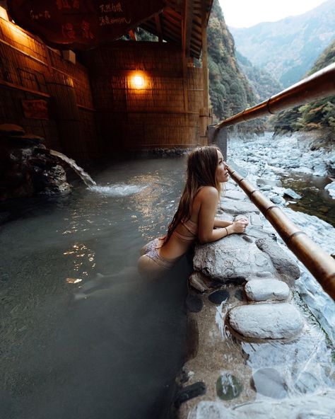 Onsen Japan, Japanese Hot Springs, In Front Of House, Small Backyard Pools, Front Of House, House Landscape, Cabins In The Woods, Outdoor Shower, Travel Lifestyle