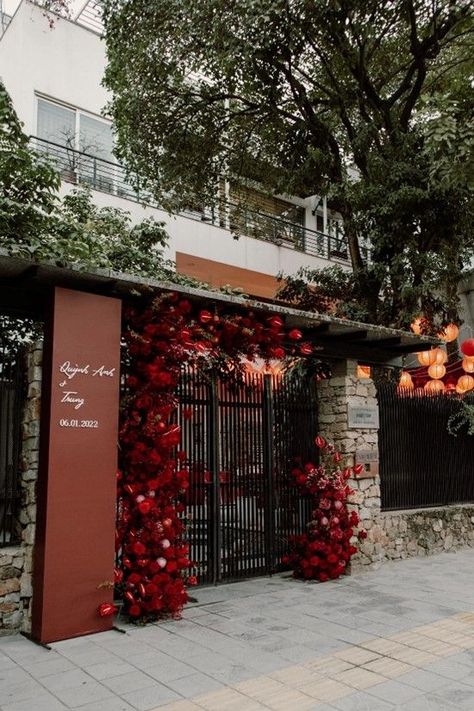 Red Wedding Arch, Sangjit Decoration, Tea Ceremony Wedding, Asian Wedding Decor, Red Gold Wedding, Wedding Gate, Blurry Lights, Wedding Welcome Board, Wedding Planning Decor