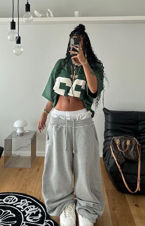 Ahs Outfits, Outfit Ideas For School Summer, Fashion Outfits Spring, Ahs Style, Outfits Highschool, Highschool Outfits, Baggy Joggers, Street Style Outfits Casual, Joggers Grey