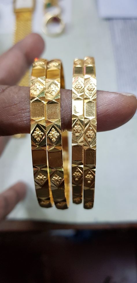 Patti Bangles Gold, Hashim Amla, Gold Bengal, Plain Bangles, Solid Gold Bangle, Gold Bangles Indian, Bangle Design, Gold Bangles For Women, Gold Jewelry Outfits