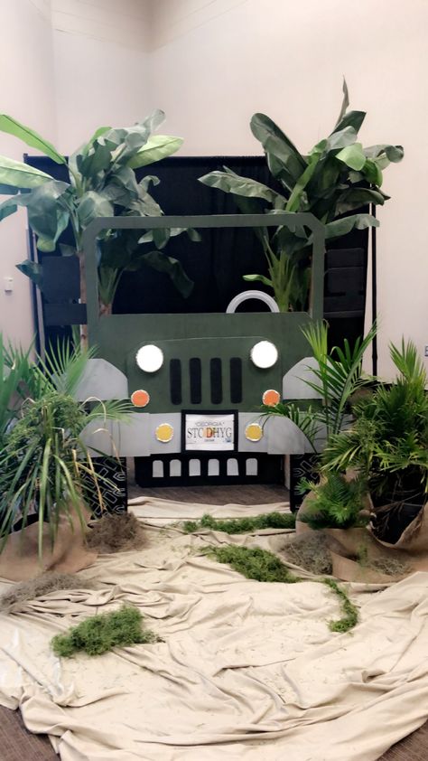 Jungle Theme Decorations, Safari Jeep, Jungle Decorations, Safari Kids, Jungle Decor, Deco Jungle, Safari Theme Birthday, Vbs Themes, Safari Decorations