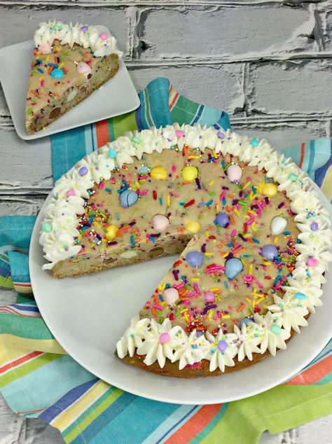 An Easter Cookie Cake with Cadbury Mini Eggs is the perfect Easter dessert. Easter Recipes Dessert, Mini Egg Recipes, Easter Lunch Menu, Easter Recipes Dinner, Lunch Menu Ideas, Easter Recipes Ideas Dinner, Easter Egg Sugar Cookies, Easter Cookie Cake, Mini Eggs Cookies