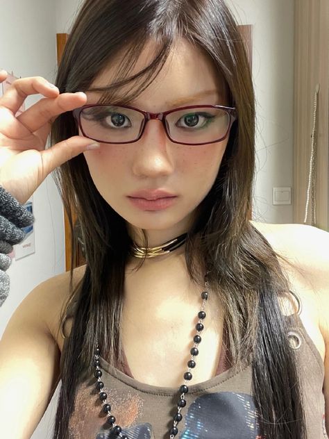 Round Faces Reference, 2000s Glasses Aesthetic, Early 2000s Glasses, Red Bayonetta Glasses, Miu Miu Bayonetta Glasses, Office Siren Glasses Round Face, Cat Eye Glasses Outfit, Bayonetta Glasses Round Face, Red Glasses Aesthetic