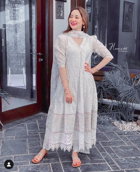 Chicken Long Frock Design, Chicken Frocks For Women, Chicken Frocks, Fork Suit Design, Chicken Frock Designs, Frock Suit Ideas, Pakistani Hair, White Sarees, Queen Jenny