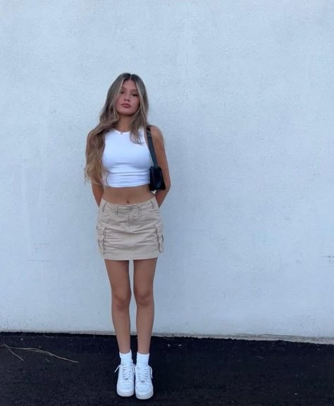 Cream Cargo Skirt Outfit, Tan Cargo Skirt Outfit, Short Cargo Skirt Outfit, Lovers And Friends Festival, Cargo Skirt Outfit, Crop Top Blanco, The Weeknd Concert, Weeknd Concert, Skort Outfit