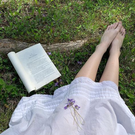 audrey. on Instagram: “a serene day spent in the garden, i can’t remember the last time i felt this calm” Eloise Bridgerton Aesthetic, Alice Core, Eloise Bridgerton, Bridgerton Aesthetic, Cottage Fairy, Summer Wines, We Are The World, Cottagecore Aesthetic, Purple Light