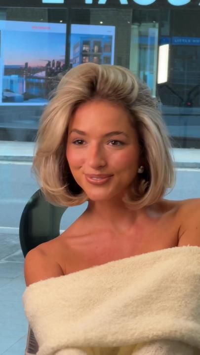 Cool Mom Haircut Long Bobs, 90s Short Bob Blowout, Bouncy Blonde Bob, Old Money Haircuts Women Short, Blonde Bob Blowout, Blonde Bob 90s, Volume Bob Haircut, 90sbob Haircut, Meredith Blake Hair