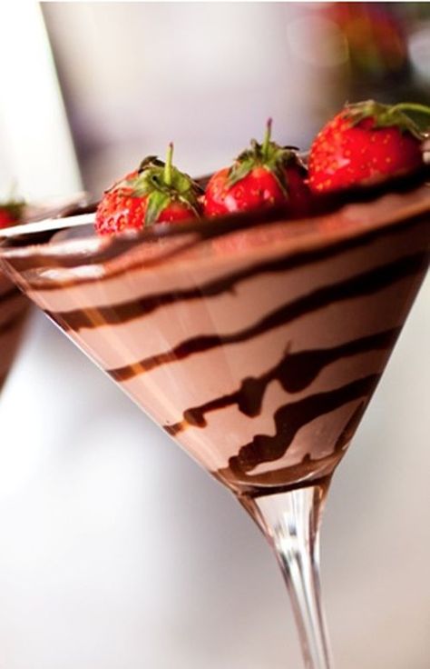 Chocolate Martinis, Strawberry Martini, Godiva Chocolate, Chocolate Covered Strawberry, Chocolate Liqueur, Party Hacks, Martini Recipes, Chocolate Strawberry, Triple Sec