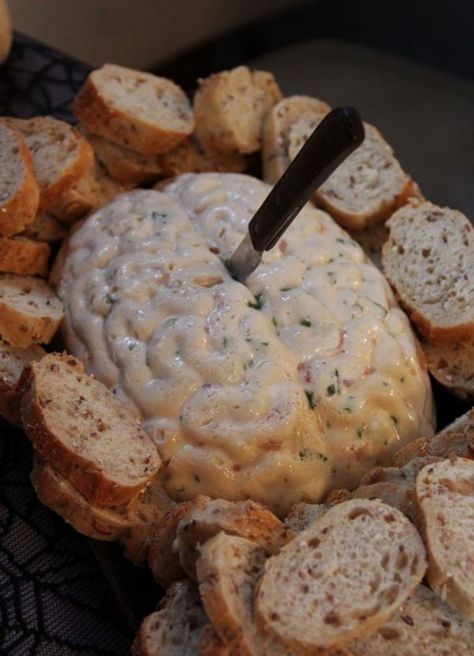 Looking for a great snack for your Halloween party? Then grab a brain mold and try your hand at making some tasty cream cheese brain dip, or a black bean graveyard dip. Jo and Sue have the recipes for both, and they look totally terrific and tasty. Halloween Entrance, Brain Mold, Snack Halloween, Buffet Halloween, Halloween Food Snacks, Strašidelný Halloween, Postres Halloween, Recetas Halloween, Halloween Party Appetizers