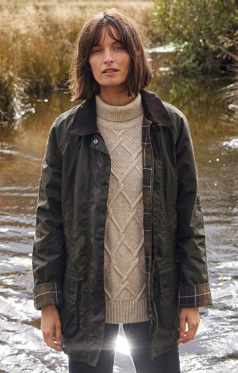 Barbour Beadnell Jacket Women Outfit, English Country Style Outfits Autumn, Country Jackets Women, Barbour Beadnell Outfit, Barbour Style Women Outfit, British Clothing Style Women, Barbour Coat Outfit, Barbour Wax Jacket Women Outfit, Barbour Women Outfit