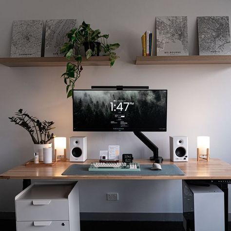 Modern White Furniture, Work Cubicle Decor, Minimal Desk Setup, Desk Clutter, Tech Room, Minimal Desk, Minimalist Home Office, Computer Desk Setup, Desk Setups