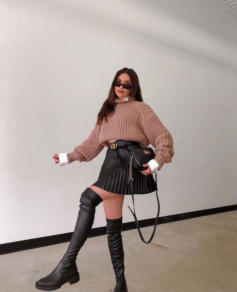 Zara Street Style🖤 on Instagram: “📸: @vitaliia Zara boots🖤ref:3008/610 ✨✨✨ #zara #zaraeurope #zarastyle #zaralover #zaralovers #style #stylish #zarafashion #fashion…” Skirts Style, Confident Style, Dressed To Kill, Pleated Mini Skirt, Streetwear Women, Style Chic, Outfit Casual, Fashion Updates, Mini Fashion