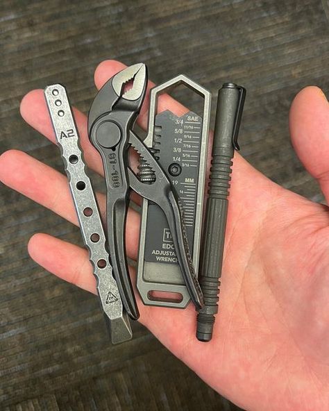 Daryl on Instagram: "#tools" Keychain Multitool, Edc Gadgets, Car Emergency Kit, Tactical Accessories, Edc Bag, Emergency Survival Kit, Edc Tactical, Instagram Tools, Emergency Bag