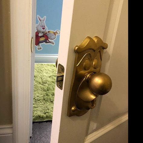 Alice In Wonderland Doorknob, Disney Themed Bedrooms, Casa Disney, Alice In Wonderland Room, Deco Disney, Disney Bedrooms, Disney Room Decor, Alice In Wonderland Inspired, Disney Rooms