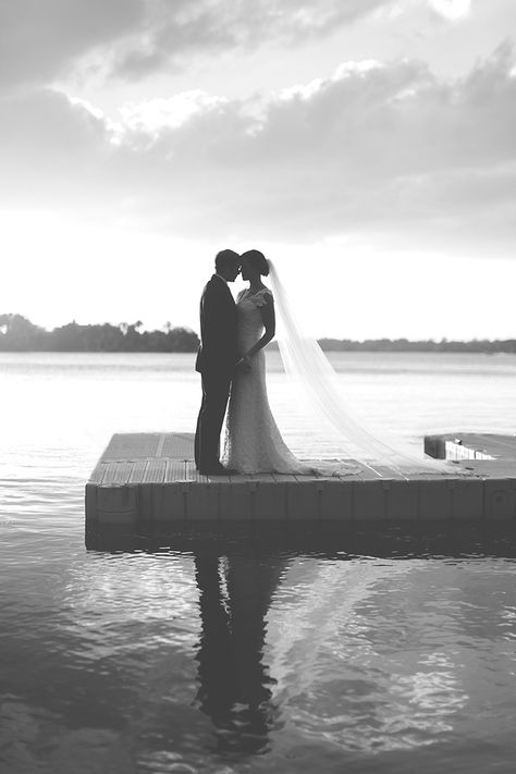 Lake Wedding Pictures, Dock Wedding, Lake Wedding Photos, Boho Winter, Cottage Wedding, Wedding Picture Poses, Lakeside Wedding, Wedding Photography Styles, Winter Engagement Photos