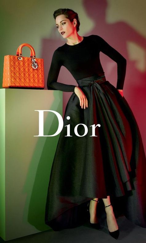 Dior Fashion. Love the top with a simple pretty for winter dress for M...... Classic! Vintage Hollywood Fashion, Dress Simple Elegant, Anna Bey, 00s Mode, Hollywood Vintage, Marion Cotillard, Dior Fashion, Fashion Runway, Classic Style Women