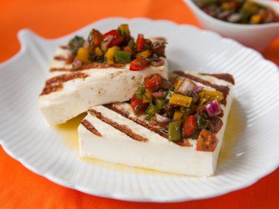 Receta de queso panela asado con jitomate; esta receta es muy ligera y deliciosa. Se prepara con cebolla y jitomate; sazonados con sal y pimienta. Se puede hacer en la cena o en la comida para tener un plato balanceado y delicioso. Light Mexican Recipes, Asado Recipe, Homemade Cheese, Cream Cheese Recipes, Desert Recipes, Light Recipes, Appetizer Snacks, Fresh Food, Workout Food