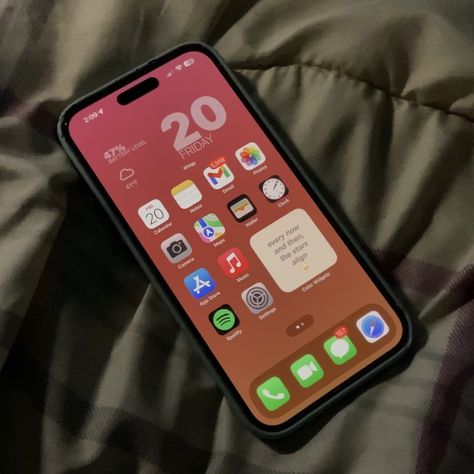 iPhone Home Screen layout Iphone Home Layout Ideas, Personalized Home Screen, Iphone 15 Screen, I Phone Home Screen Ideas, Iphone Front Screen, Phone Set Up Homescreen Aesthetic, Iphone Home Wallpaper, Apple Home Screen Layout, Iphone Screen Ideas