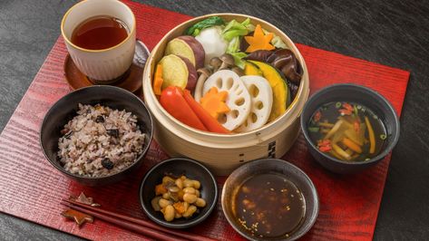 Tempted to try the simple Buddhist cuisine of shojin ryori in Kyoto? Discover the best places to eat shojin ryori in Kyoto, from Japanese Vegetarian Recipes, Shojin Ryori, Food Recipes In Hindi, Japanese Noodle Dish, Vegetarian Japanese, Kyoto Food, Chicken Noodles, Simple Dinners, Japanese Ramen