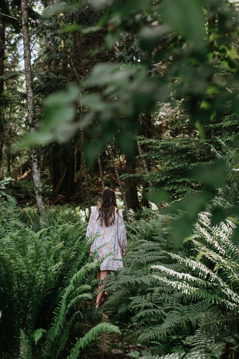 Forest bathing, or "Shinrin-yoku" from its Japanese origins, is more than just a walk in the woods. It’s a mindful practice of immersing oneself in the forest atmosphere. 🌿 Yoga In The Woods, Forest Bathing Photography, Yoga In The Forest, Forest Bathing Japan, Forest Reflection In Water, Shinrin Yoku, Sacred Monkey Forest Sanctuary, Forest Bathing, Forest Spirit