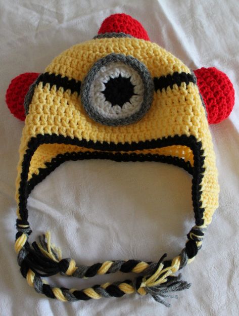 Bee-Do Adorable 1 eyed minion hat with ear flaps and 3 sirens I can make any of the sizes listed above and they will be ready to ship in about a week. Disney Crochet Hats, One Eyed Minion, Minion Crochet Hat, Minion Hat, Crochet Beanie Pattern Free, Crochet Christmas Hats, Minion Hats, Minion Crochet, Crochet Baby Hat Patterns