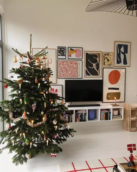 Scandinavian Xmas Tree, Scandi Christmas Tree, Minimal Christmas Decor, Scandinavian Christmas Tree, Scandi Christmas Decorations, Scandinavian Christmas Trees, Christmas Tree Inspo, Types Of Christmas Trees, Danish Christmas