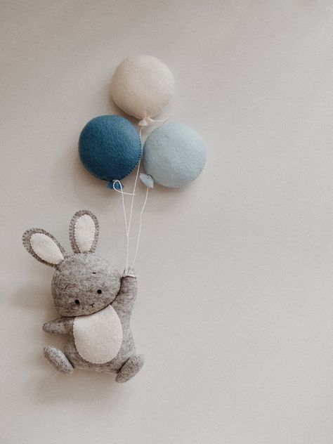 Felt Baby Mobile Diy, Baby Photography Backdrop, Hanging Crib, Hantverk Diy, Idee Babyshower, Diy Baby Mobile, Monthly Baby Pictures, Baby Room Inspiration, Baby Frame