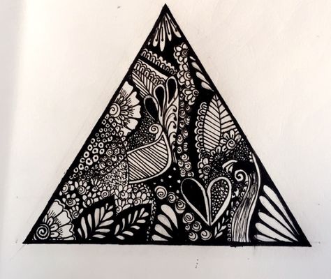 Triangle Mandala Design, Triangle Mandala, Zentangle Ideas, Tangle Art, Painting Art Lesson, Triangle Design, Doodle Art Designs, Art Lesson, Zentangle Art